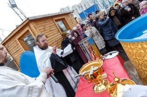 Добровольцы для розлива воды