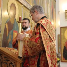 Божественная Литургия в день памяти перенесения мощей  Святителя Николая Чудотворца (фото)