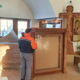 Усердием прихожан икона Живоначальной Троицы на горнем месте Алтаря помещена в резной киот